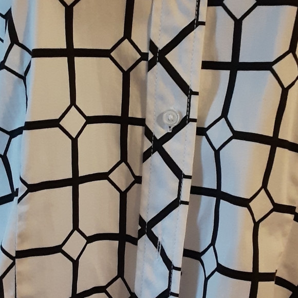 ** NEW YORK & COMPANY BLACK AND WHITE PRINT  TOP, SIZE  MEDIUM - Picture 3 of 7